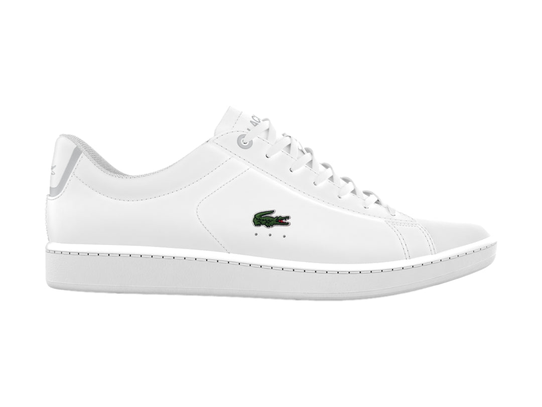 Tenis Lacoste Carnaby blancos para hombre con logotipo del cocodrilo en el costado.