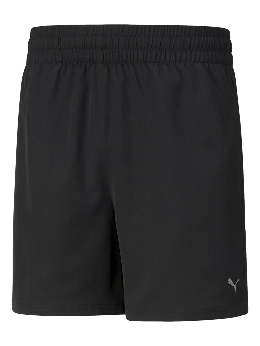 Hombre vistiendo shorts deportivos PUMA de color negro, corte corto y tejido técnico.