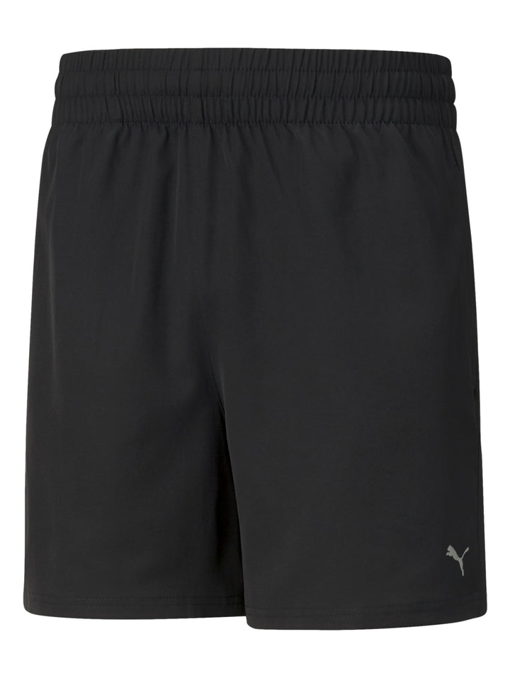 Hombre vistiendo shorts deportivos PUMA de color negro, corte corto y tejido técnico.