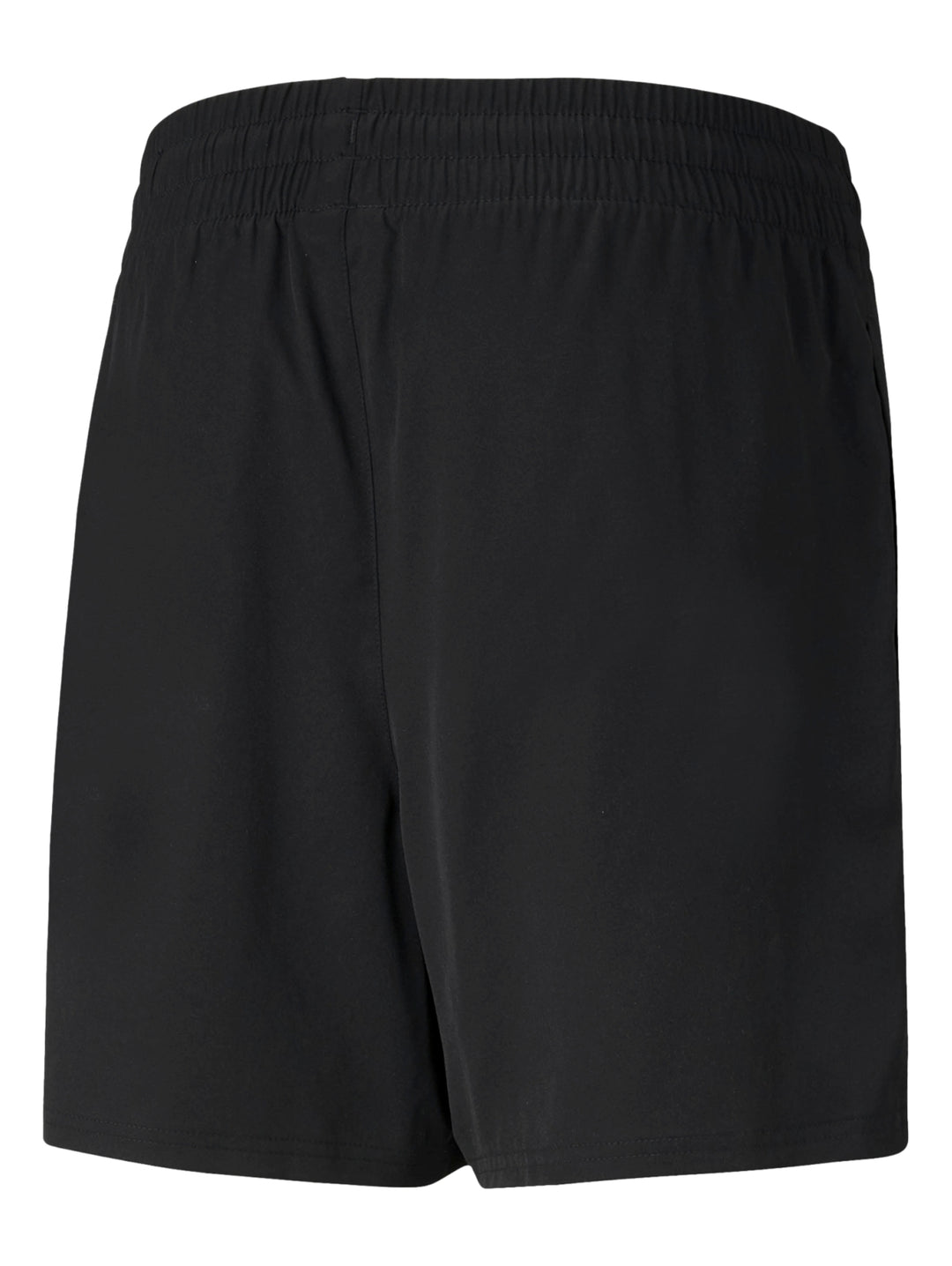 Hombre vistiendo shorts deportivos PUMA de color negro, corte corto y tejido técnico.