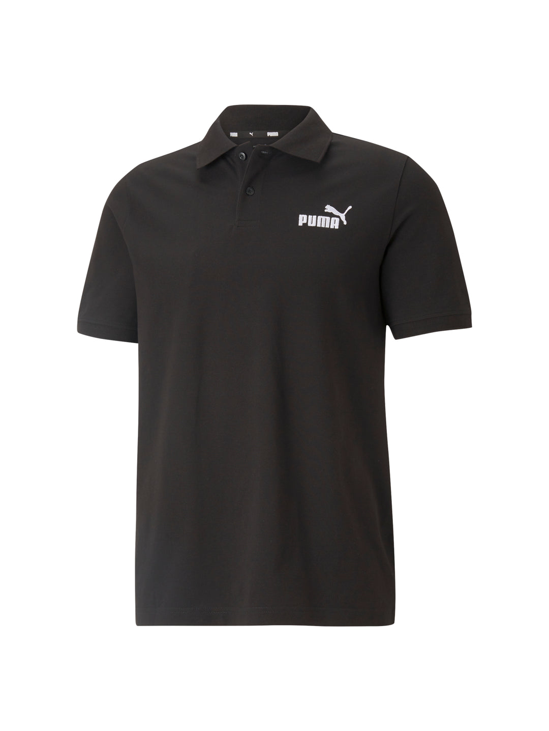 Hombre vistiendo una playera polo PUMA de color negro con logotipo blanco en el pecho.