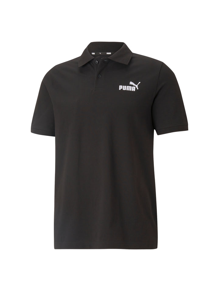 Hombre vistiendo una playera polo PUMA de color negro con logotipo blanco en el pecho.