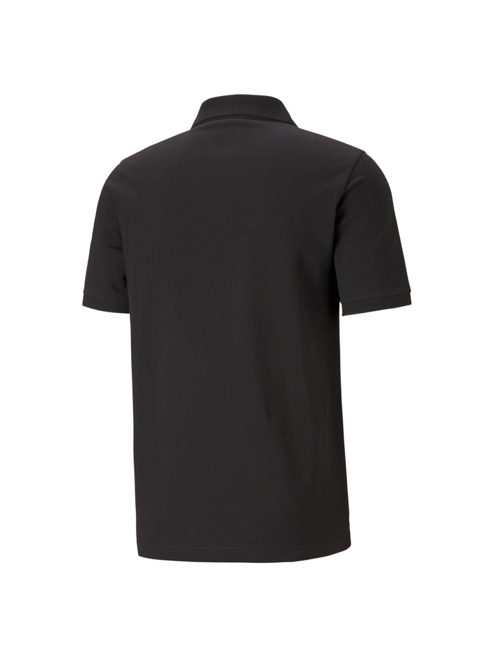 Hombre vistiendo una playera polo PUMA de color negro con logotipo blanco en el pecho.