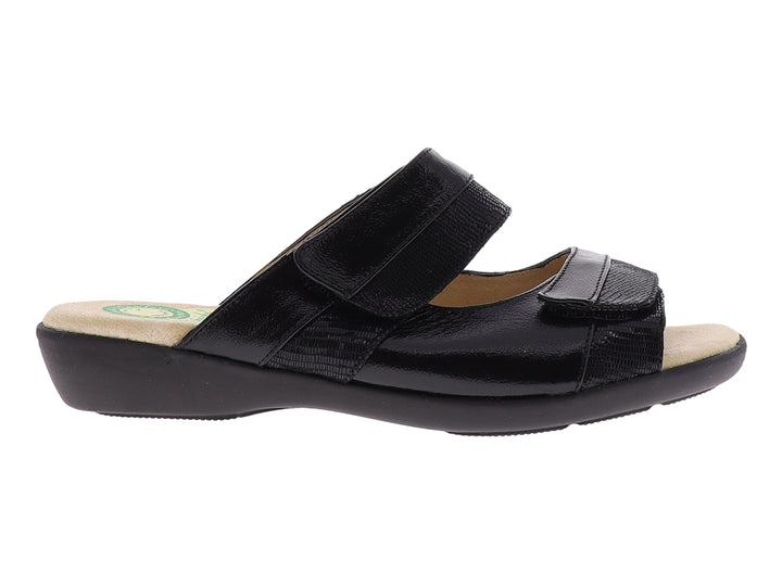 Sandalias negras con dos correas anchas, una con textura de serpiente y plantilla en color beige.