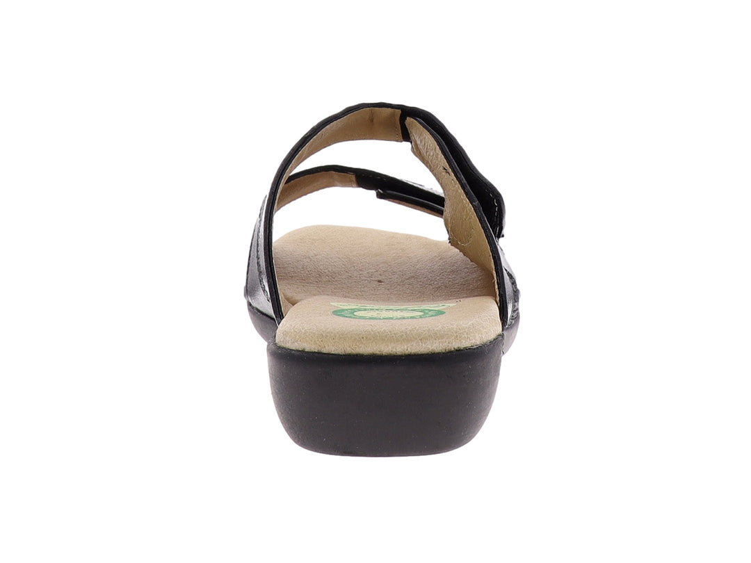 Sandalias negras con dos correas anchas, una con textura de serpiente y plantilla en color beige.