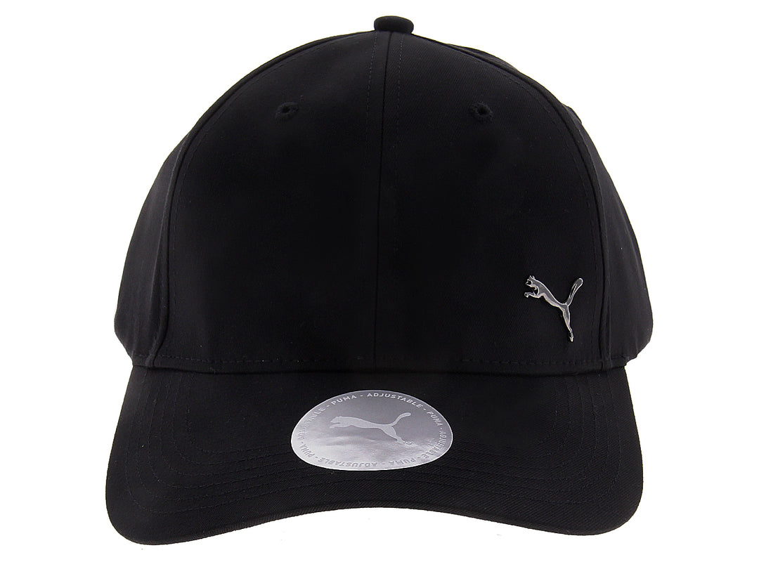 Gorra Puma color negro con logotipo metálico en el frente y visor curvo.