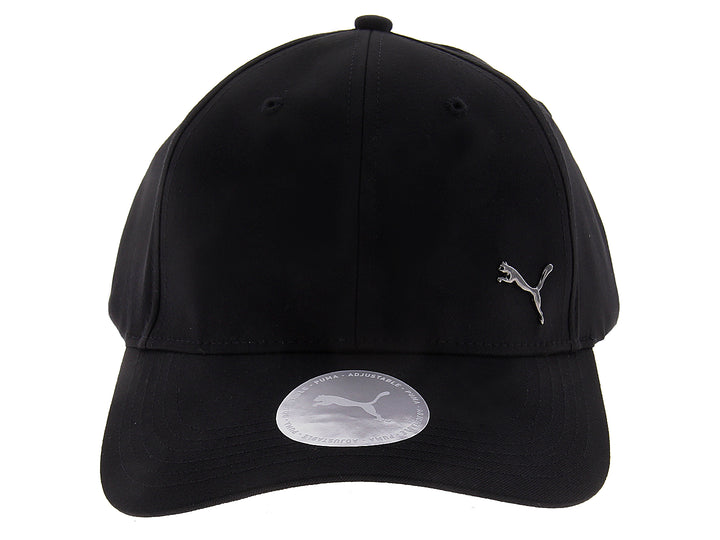 Gorra Puma color negro con logotipo metálico en el frente y visor curvo.