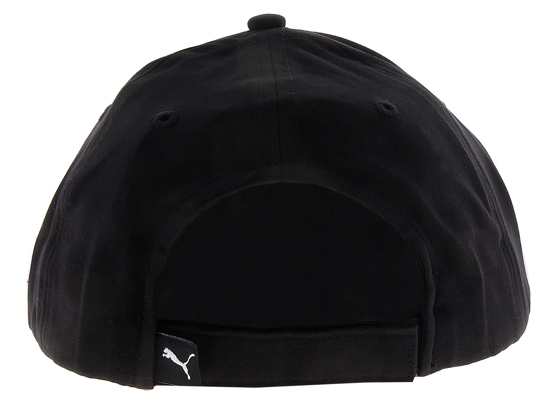 Gorra Puma color negro con logotipo metálico en el frente y visor curvo.