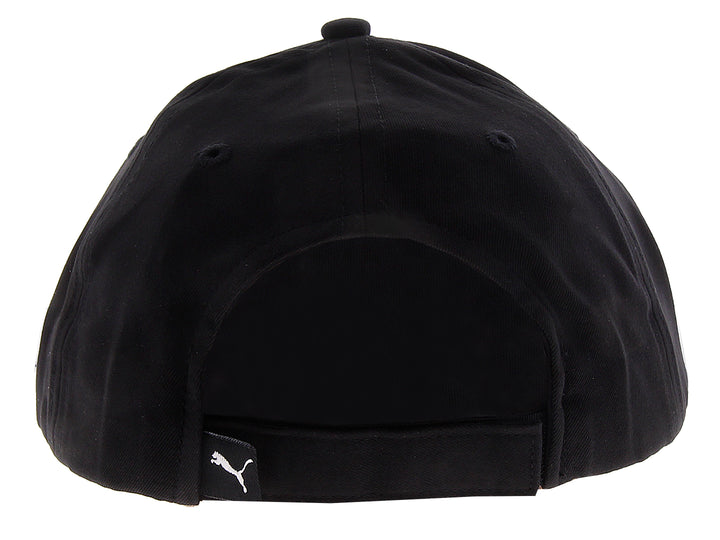 Gorra Puma color negro con logotipo metálico en el frente y visor curvo.