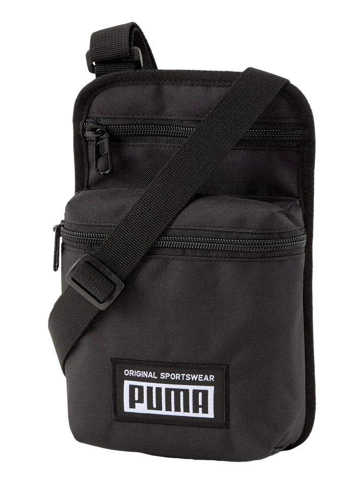 Bolso portable PUMA Academy color negro con correa ajustable y múltiples compartimentos con cierre.