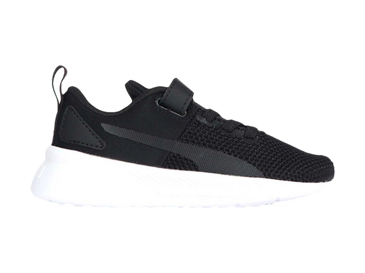 Tenis deportivos PUMA para niño en color negro con suela blanca.