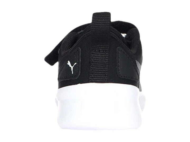 Tenis deportivos PUMA para niño en color negro con suela blanca.