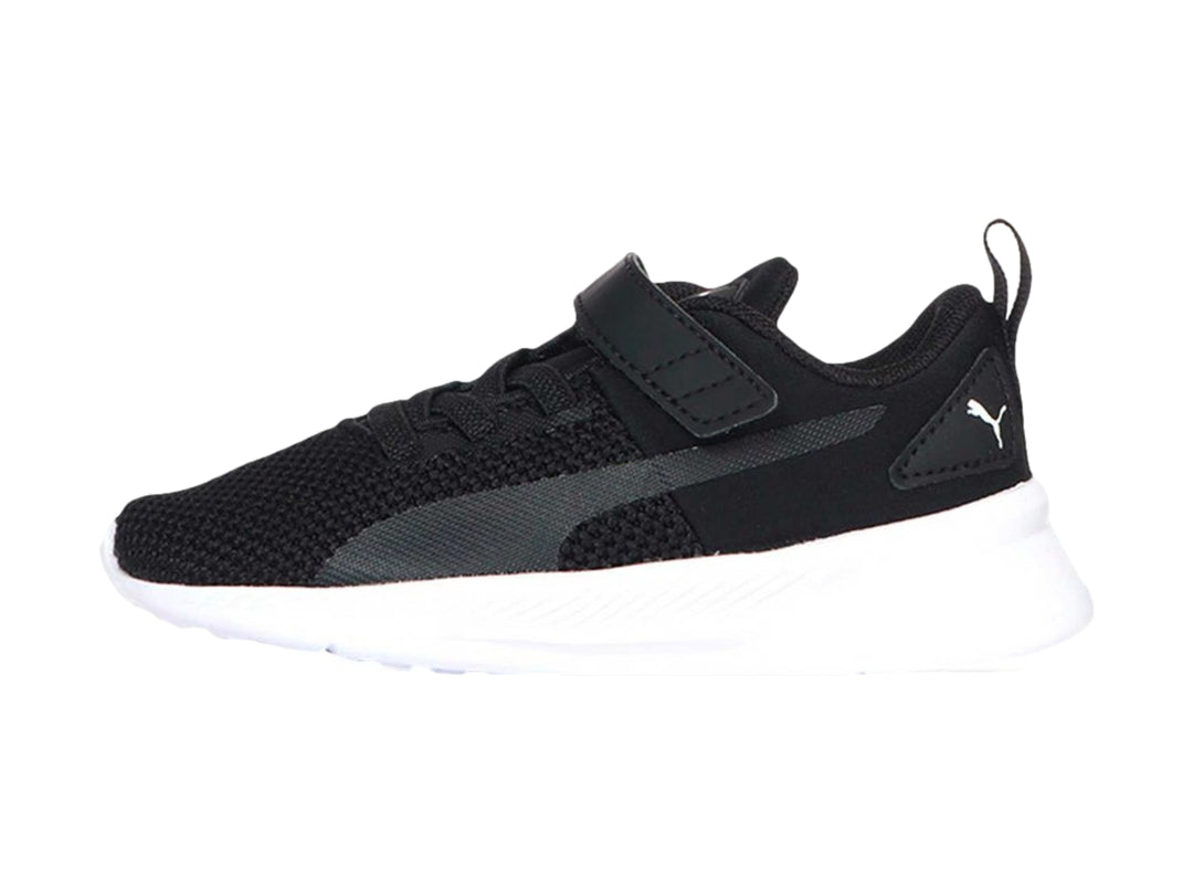 Tenis deportivos PUMA para niño en color negro con suela blanca.