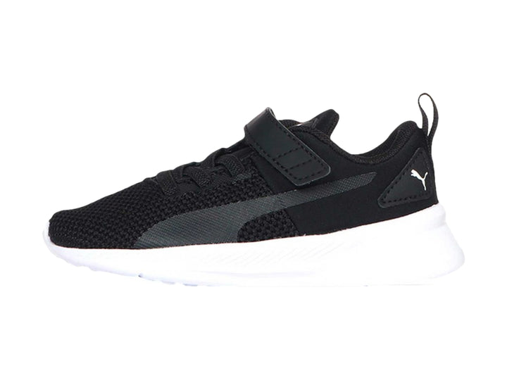 Tenis deportivos PUMA para niño en color negro con suela blanca.