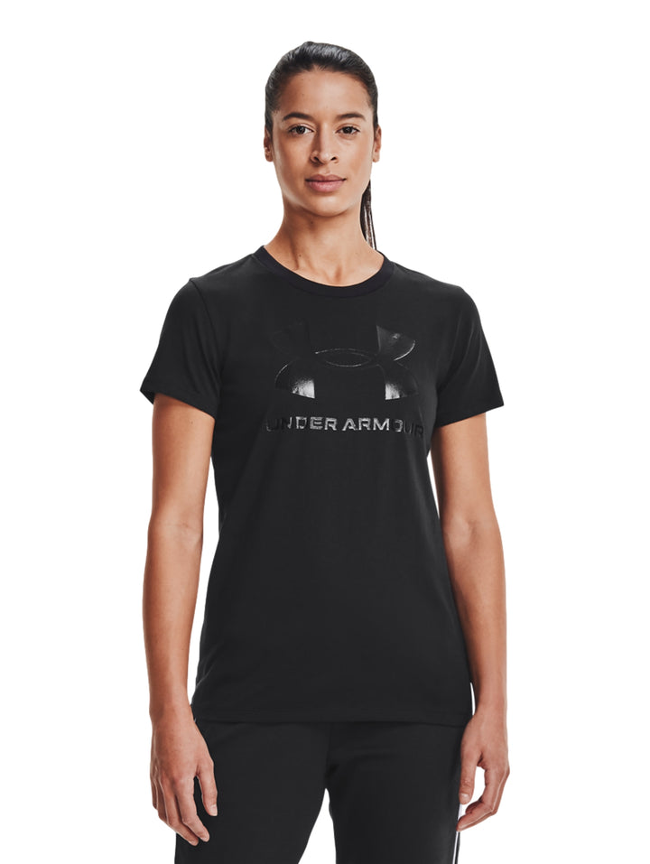 Mujer vistiendo playera deportiva Under Armour de color negro con logotipo frontal.