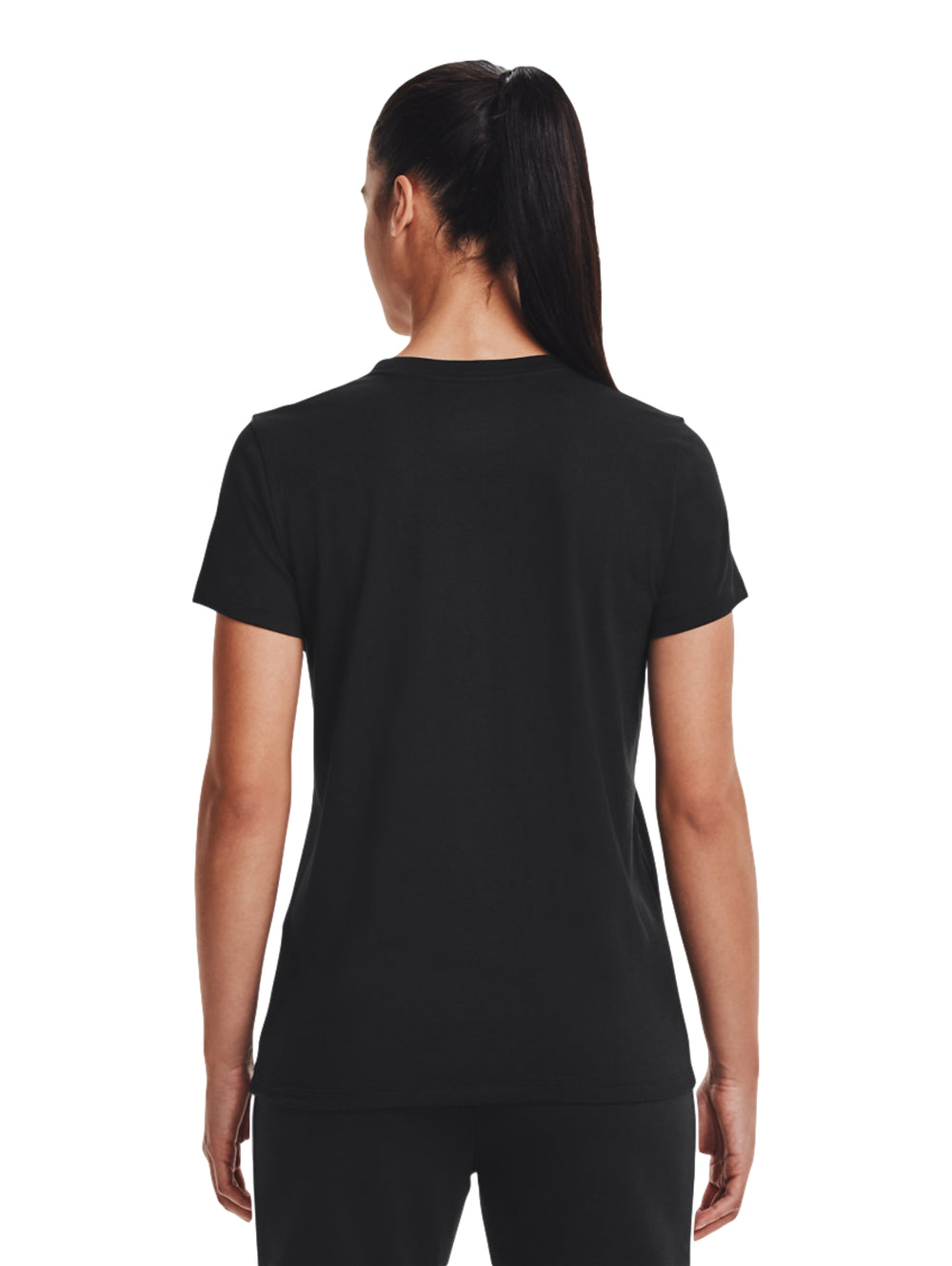 Mujer vistiendo playera deportiva Under Armour de color negro con logotipo frontal.