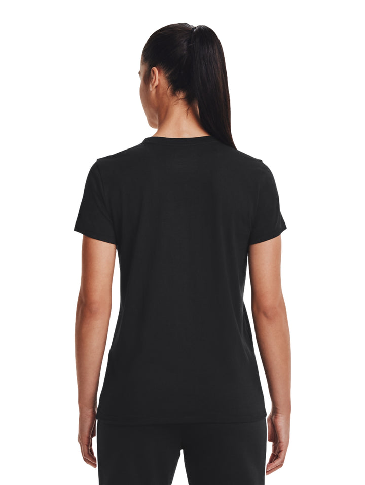 Mujer vistiendo playera deportiva Under Armour de color negro con logotipo frontal.