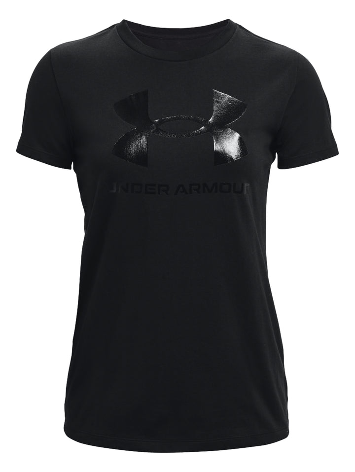 Mujer vistiendo playera deportiva Under Armour de color negro con logotipo frontal.