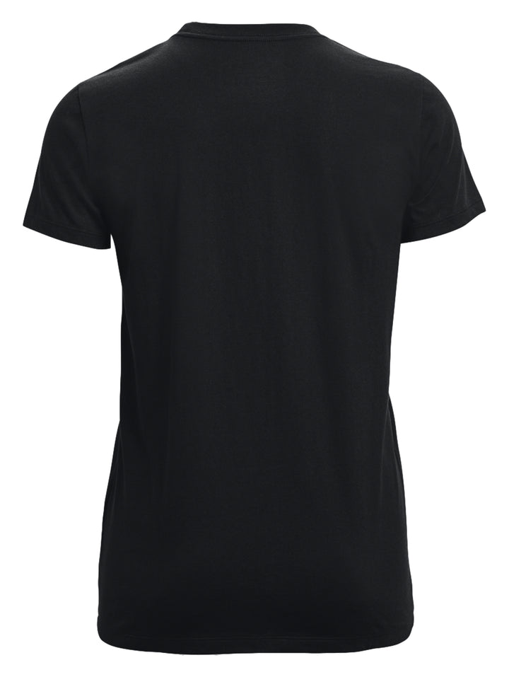 Mujer vistiendo playera deportiva Under Armour de color negro con logotipo frontal.