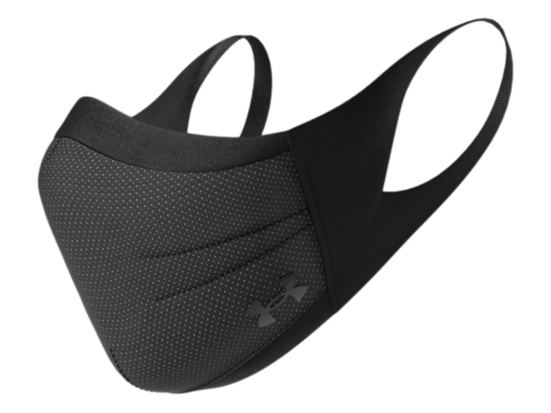 Cubrebocas deportivo Under Armour color negro con textura perforada y diseño ergonómico.