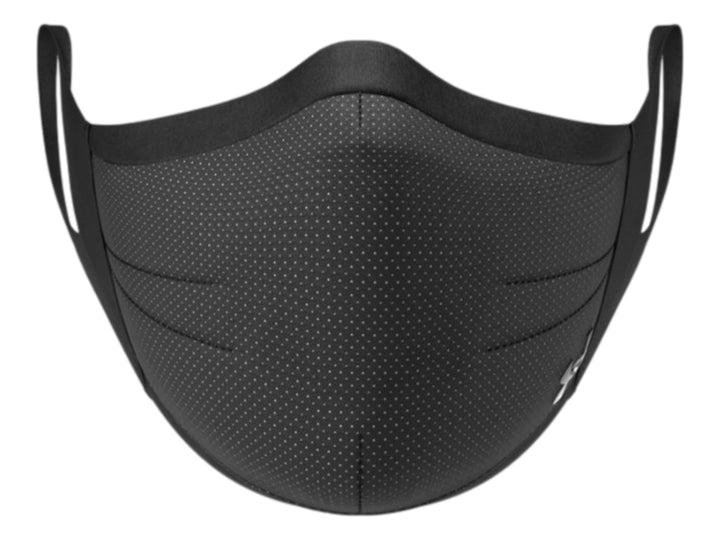 Cubrebocas deportivo Under Armour color negro con textura perforada y diseño ergonómico.