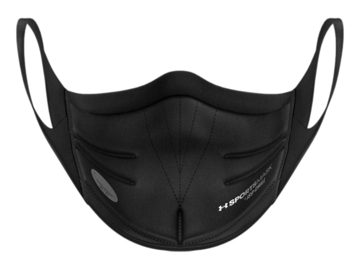 Cubrebocas deportivo Under Armour color negro con textura perforada y diseño ergonómico.