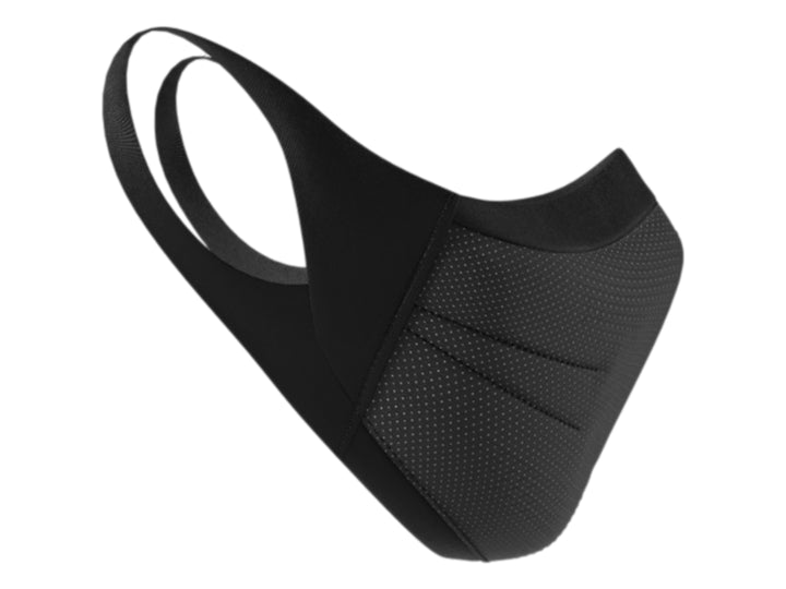 Cubrebocas deportivo Under Armour color negro con textura perforada y diseño ergonómico.