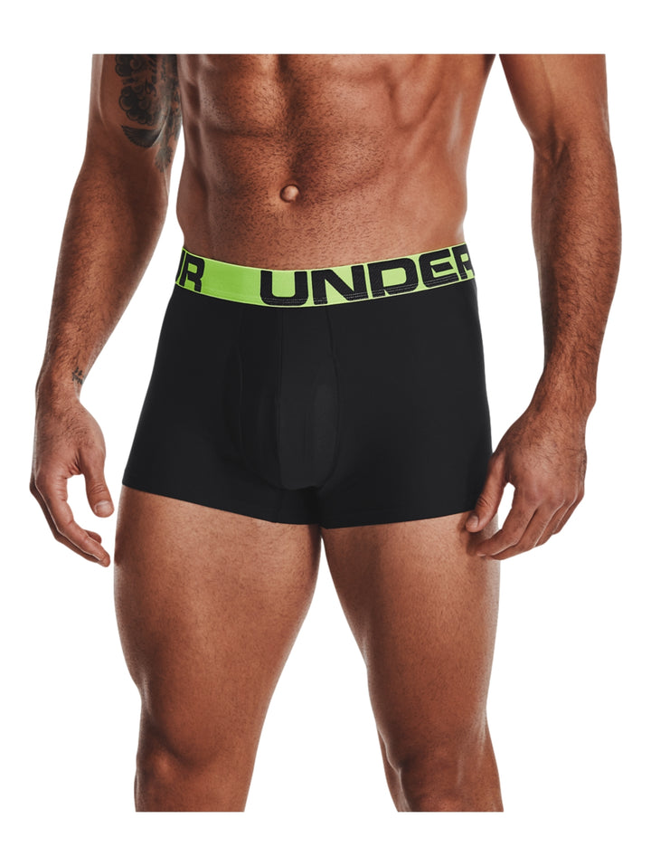 Hombre vistiendo boxer negro de Under Armour con banda elástica verde lima.