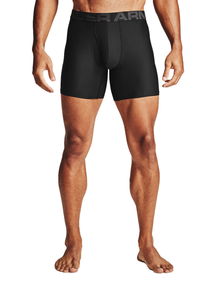 Hombre vistiendo boxers negros ajustados de la marca Under Armour.