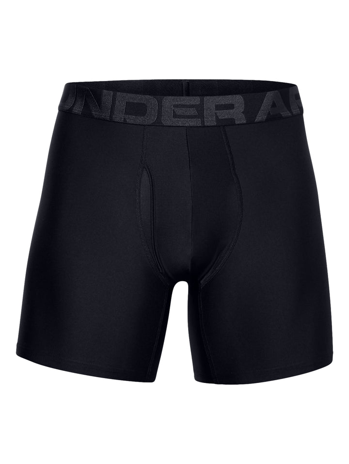 Hombre vistiendo boxers negros ajustados de la marca Under Armour.