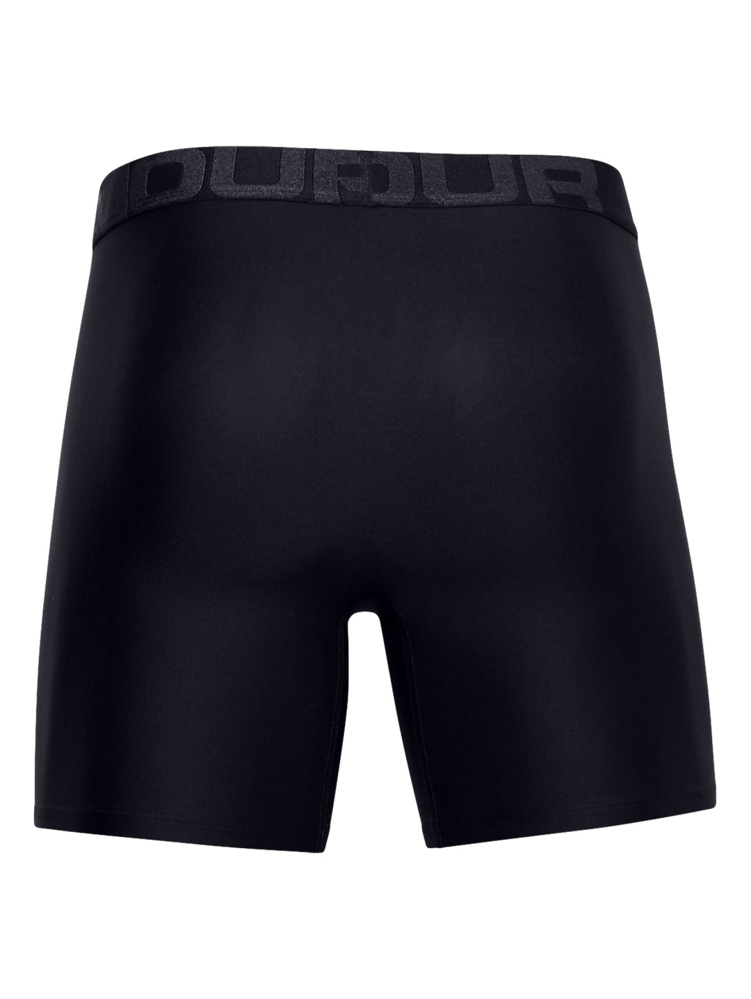 Hombre vistiendo boxers negros ajustados de la marca Under Armour.