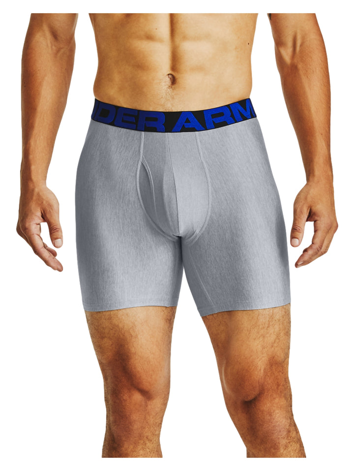 Hombre vistiendo boxer gris de Under Armour con banda elástica azul marino.