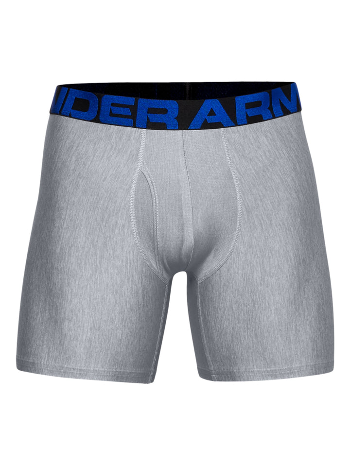 Hombre vistiendo boxer gris de Under Armour con banda elástica azul marino.