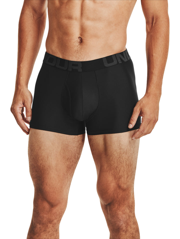 Hombre vistiendo bóxers negros de la marca Under Armour.