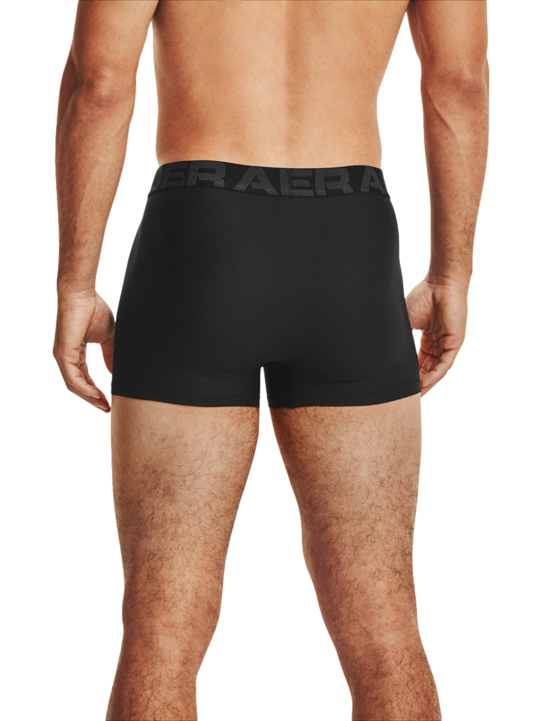 Hombre vistiendo bóxers negros de la marca Under Armour.
