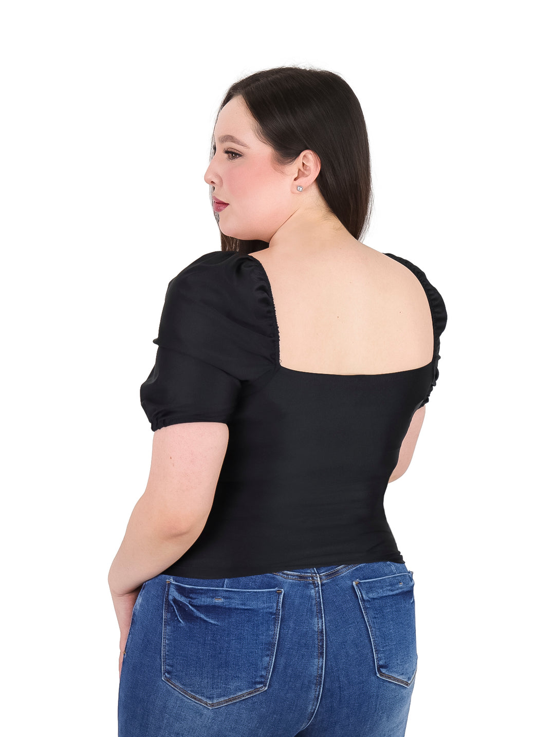 Mujer vistiendo blusa negra de manga globo con detalle de surcido al frente y cuello cuadrado.