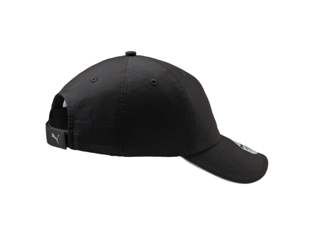 Gorra PUMA de color negro con logotipo plateado en el frente y visera curva.