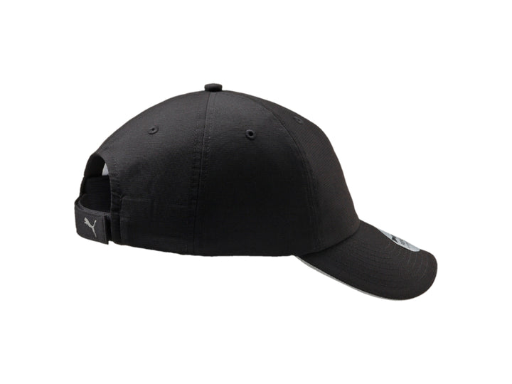 Gorra PUMA de color negro con logotipo plateado en el frente y visera curva.