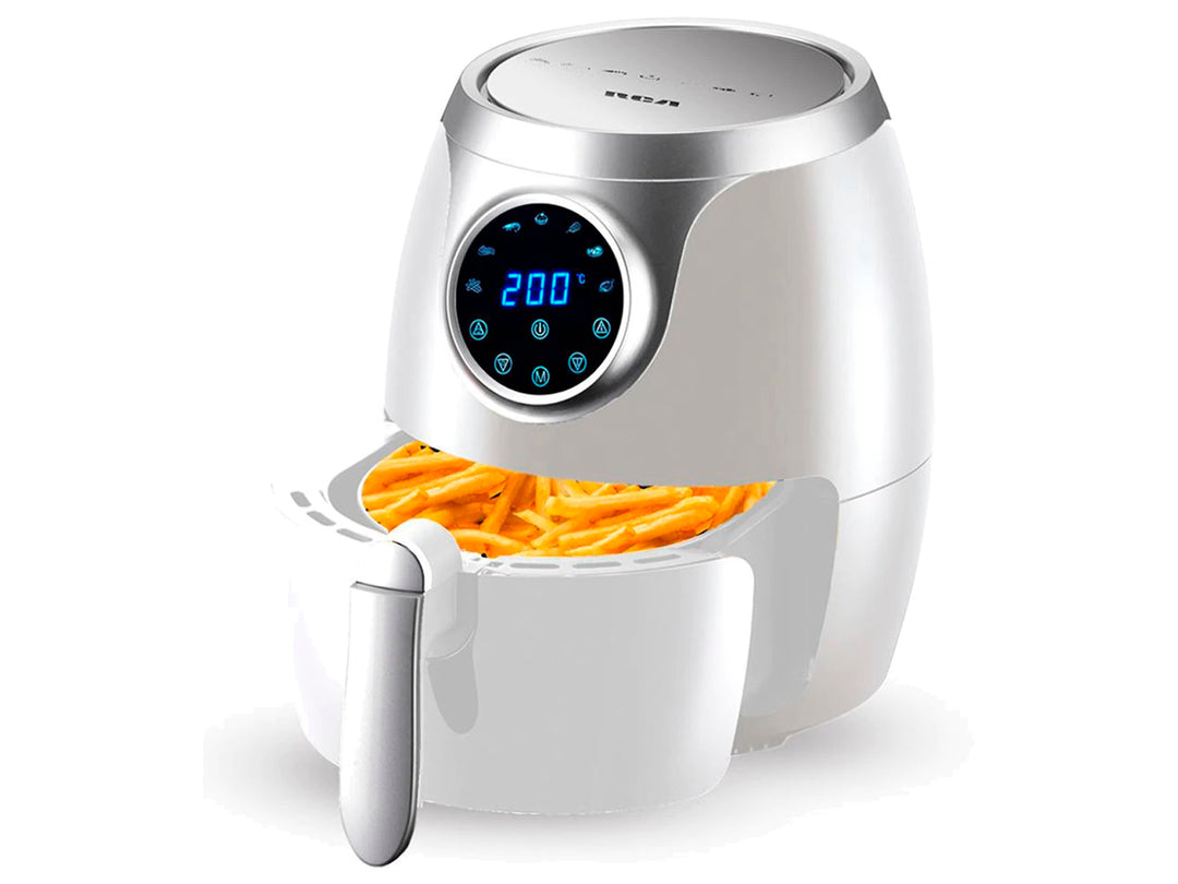 Freidora de aire RCA blanca con panel digital y canastilla abierta con papas fritas.