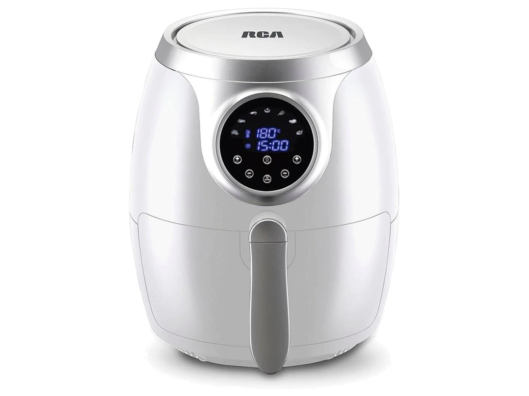 Freidora de aire RCA blanca con panel digital y canastilla abierta con papas fritas.
