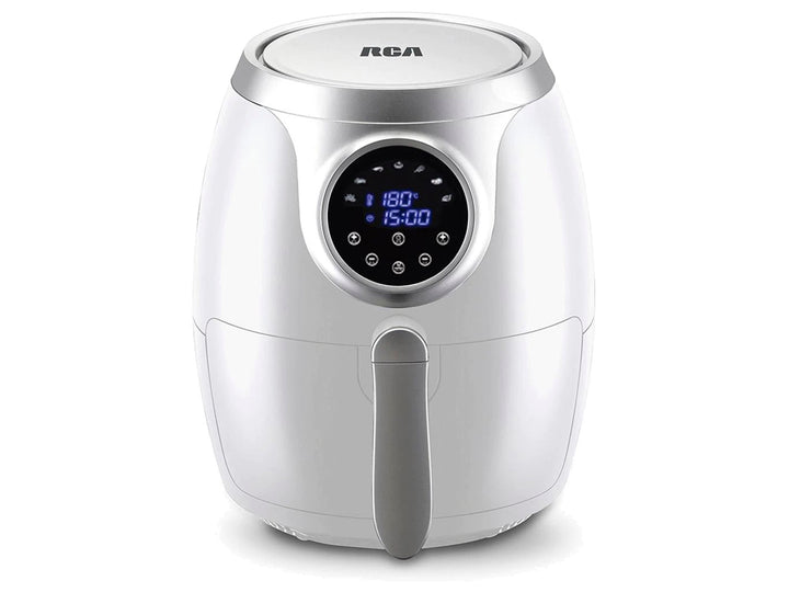 Freidora de aire RCA blanca con panel digital y canastilla abierta con papas fritas.