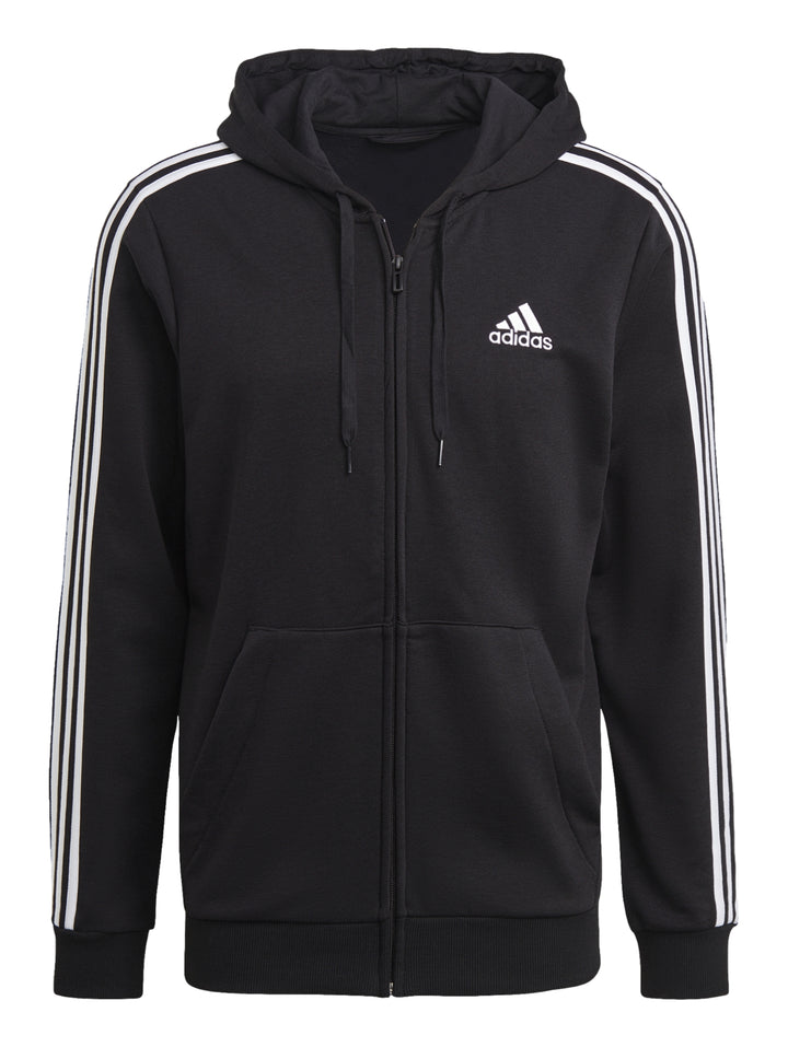 Hombre vistiendo sudadera deportiva Adidas negra con capucha, cierre completo y tres franjas blancas en las mangas.