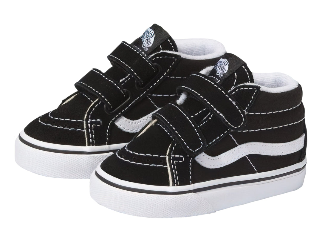 Tenis Vans Sk8 Mid Reissue color negro con suela blanca y cierres de velcro.