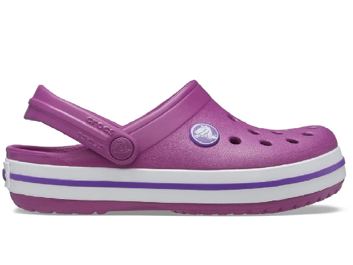 Zuecos Crocs Crocband para niña en color viola con franjas blancas laterales.