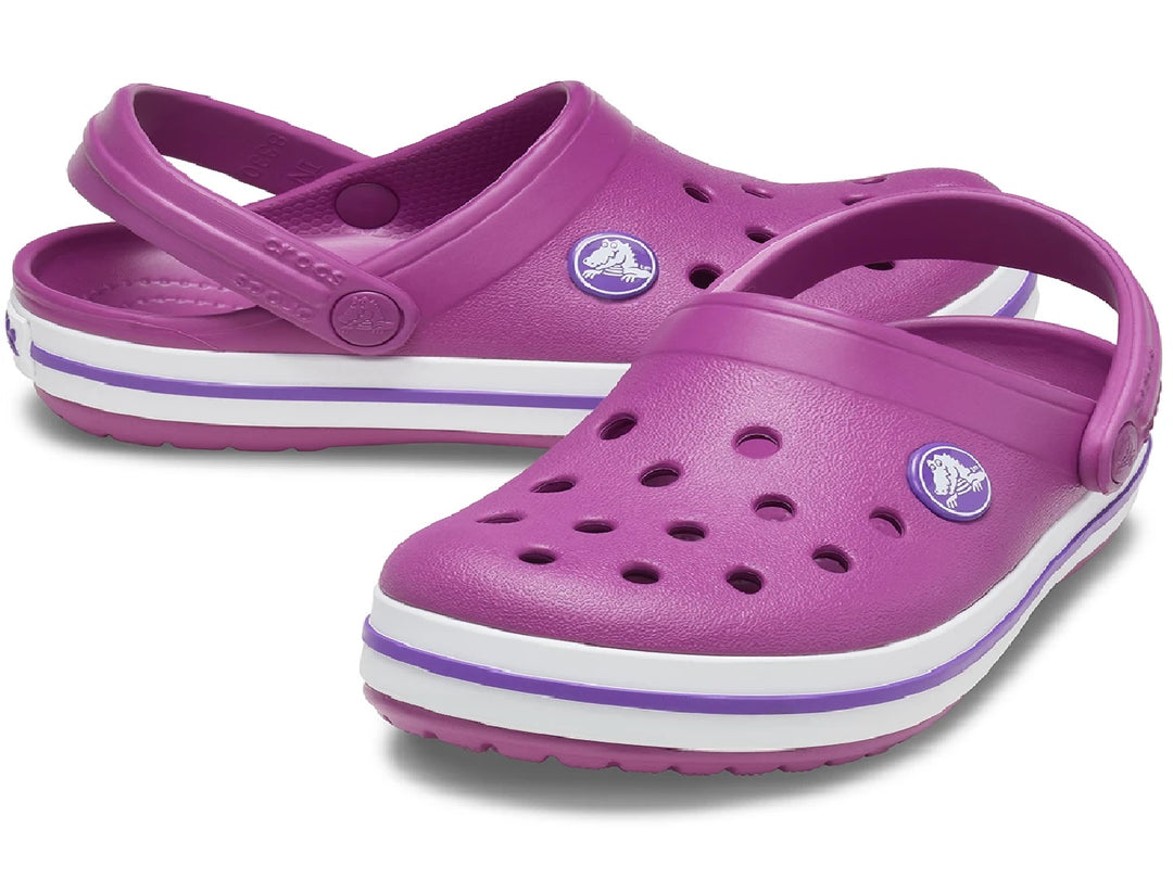 Zuecos Crocs Crocband para niña en color viola con franjas blancas laterales.
