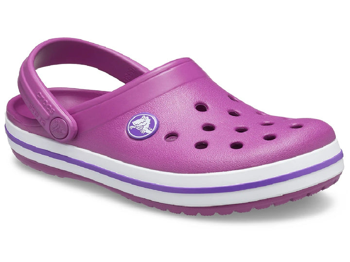 Zuecos Crocs Crocband para niña en color viola con franjas blancas laterales.