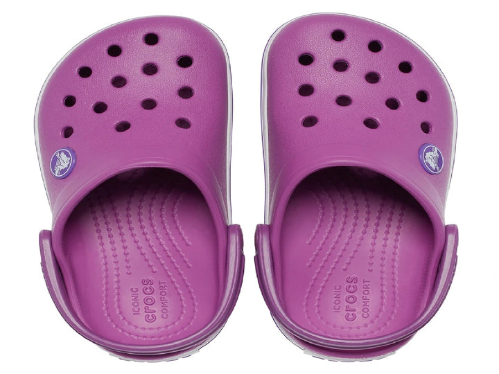 Zuecos Crocs Crocband para niña en color viola con franjas blancas laterales.