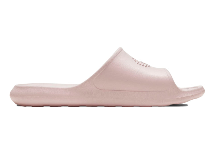 Sandalia Nike Victori One Shower Slide en color rosa pálido vista lateral.