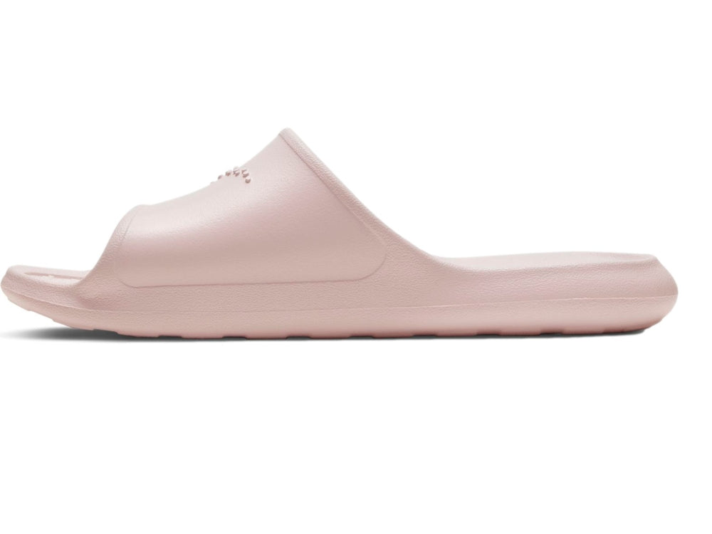 Sandalia Nike Victori One Shower Slide en color rosa pálido vista lateral.