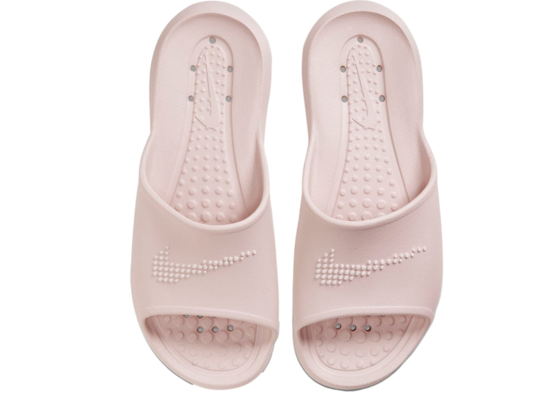 Sandalia Nike Victori One Shower Slide en color rosa pálido vista lateral.
